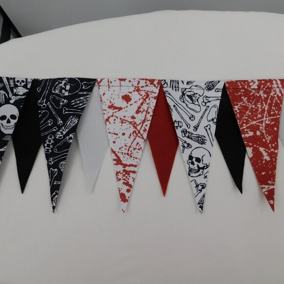 Ashland Halloween Multicolor Skeleton Flag Garland Decoration Accent 6 Feet New - Picture 3 of 7